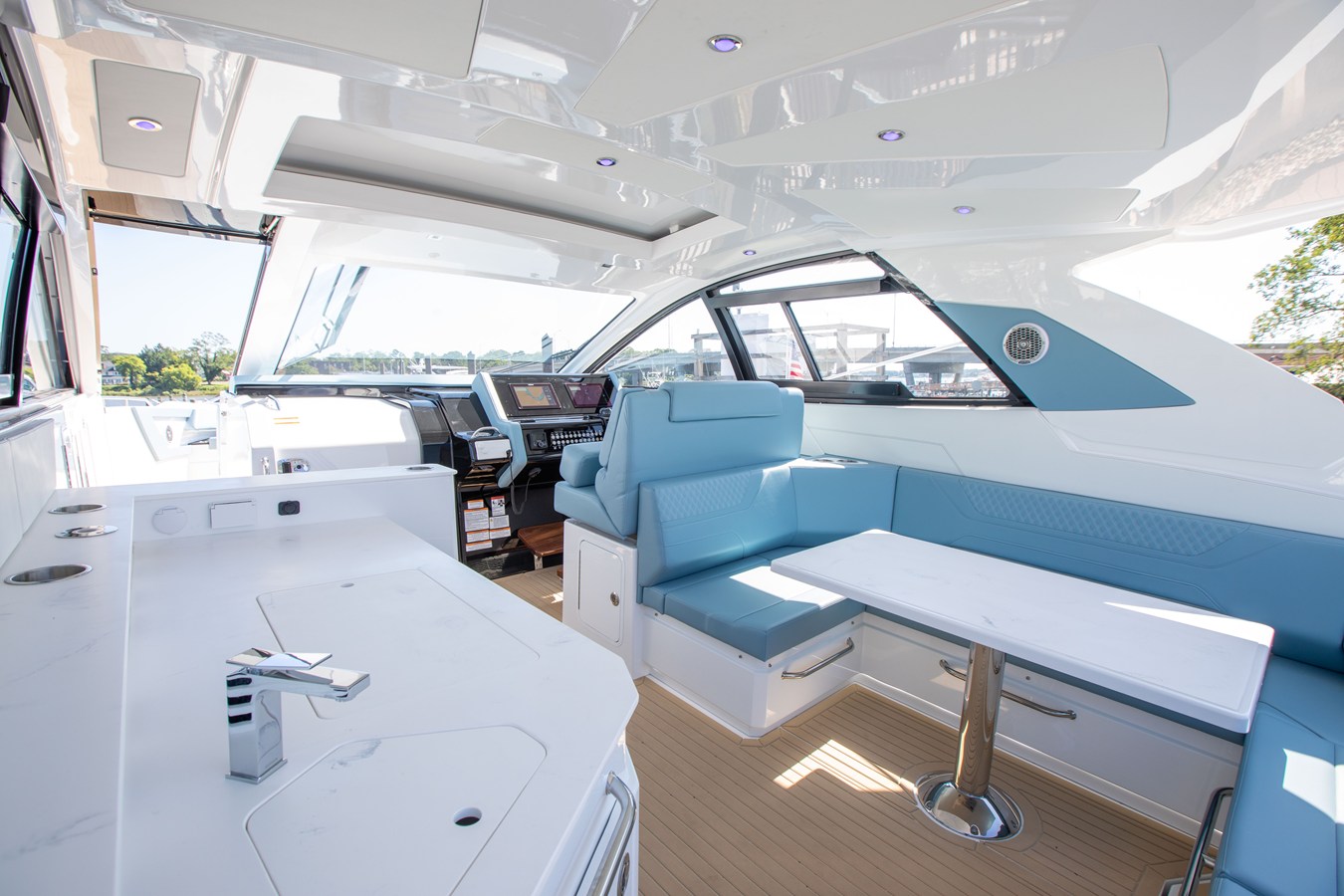 CRUISERS YACHTS 42 GLS OUTBOARD, photo 17