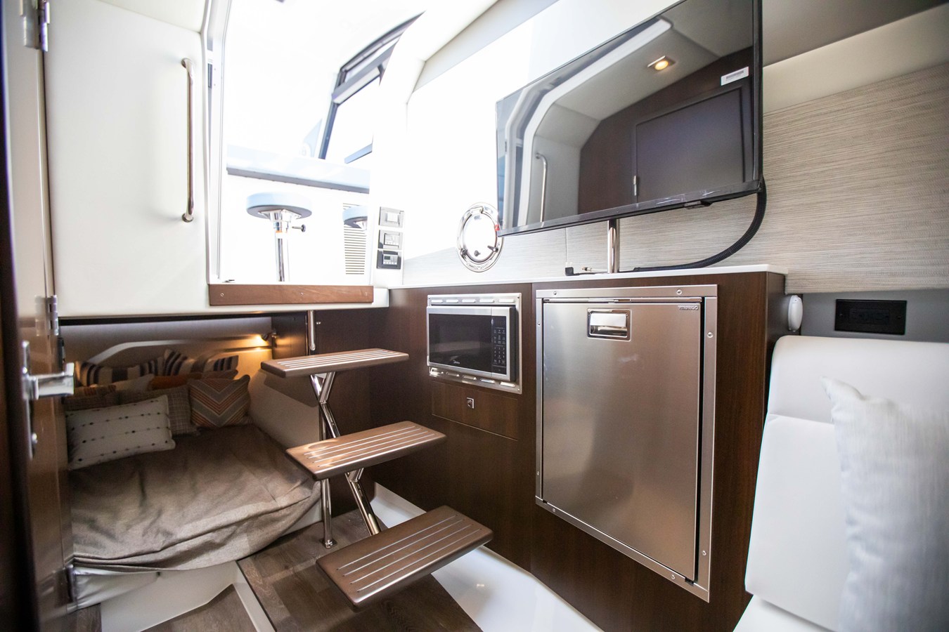 CRUISERS YACHTS 42 GLS OUTBOARD, photo 35