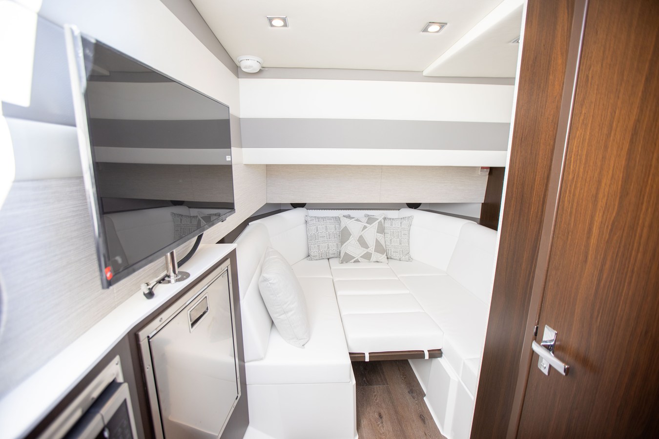 CRUISERS YACHTS 42 GLS OUTBOARD, photo 36