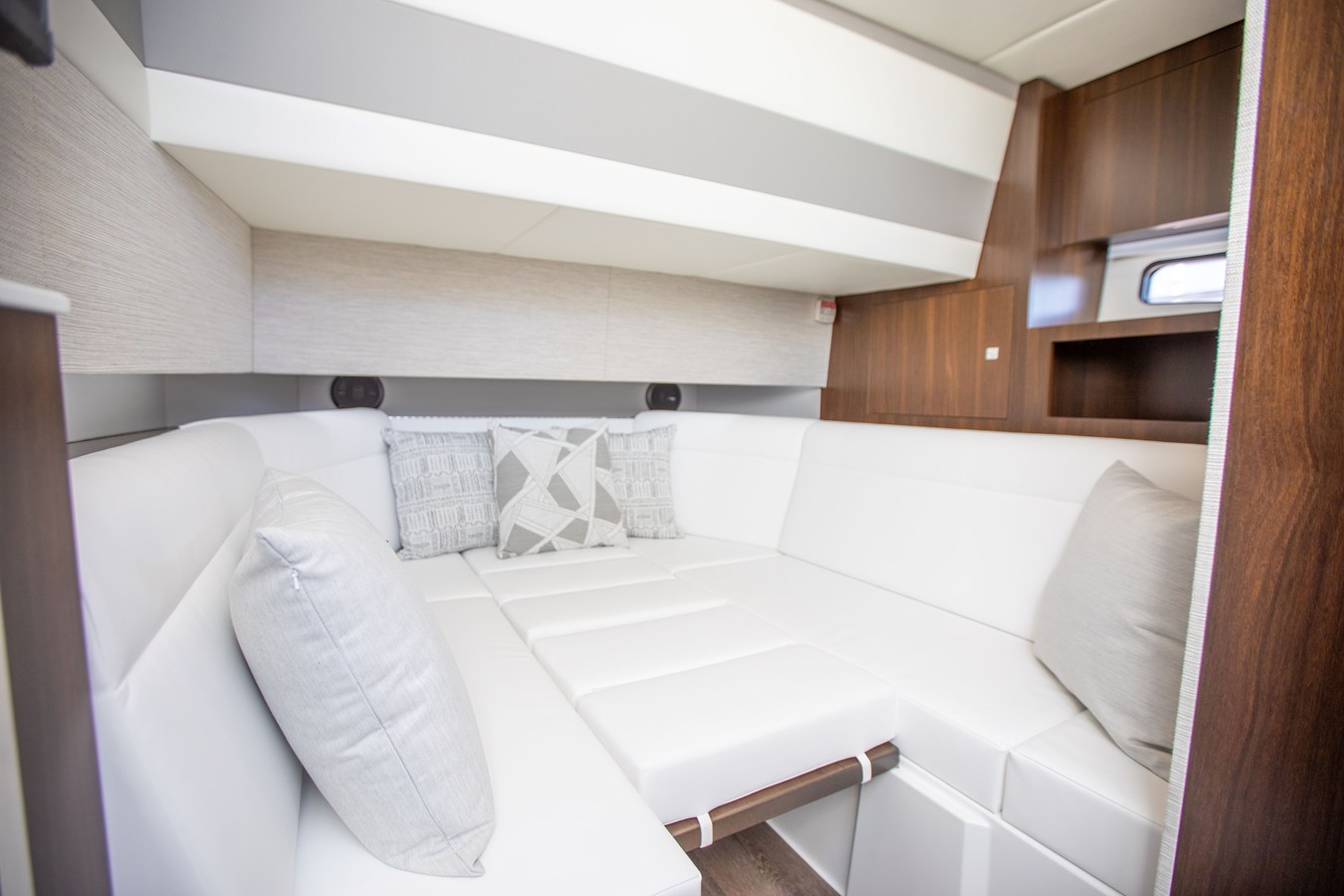 CRUISERS YACHTS 42 GLS OUTBOARD, photo 38