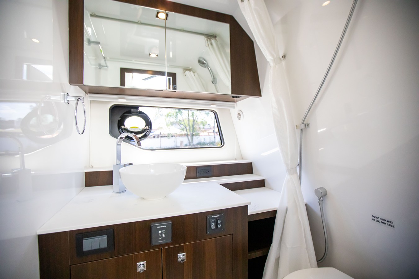 CRUISERS YACHTS 42 GLS OUTBOARD, photo 41