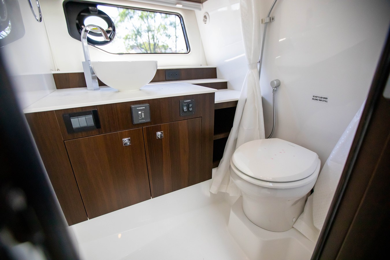 CRUISERS YACHTS 42 GLS OUTBOARD, photo 43