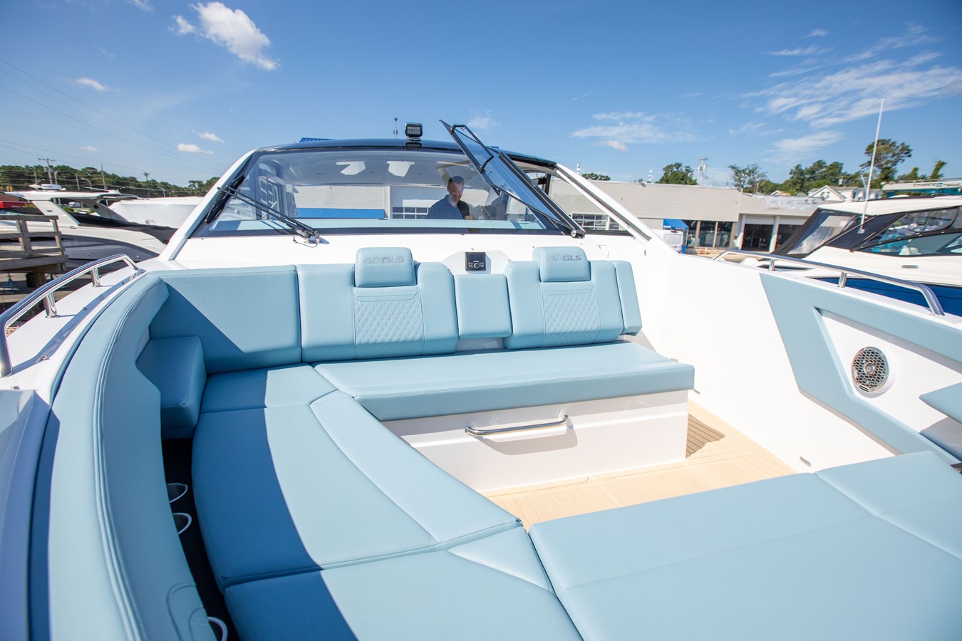 CRUISERS YACHTS 42 GLS OUTBOARD, photo 46