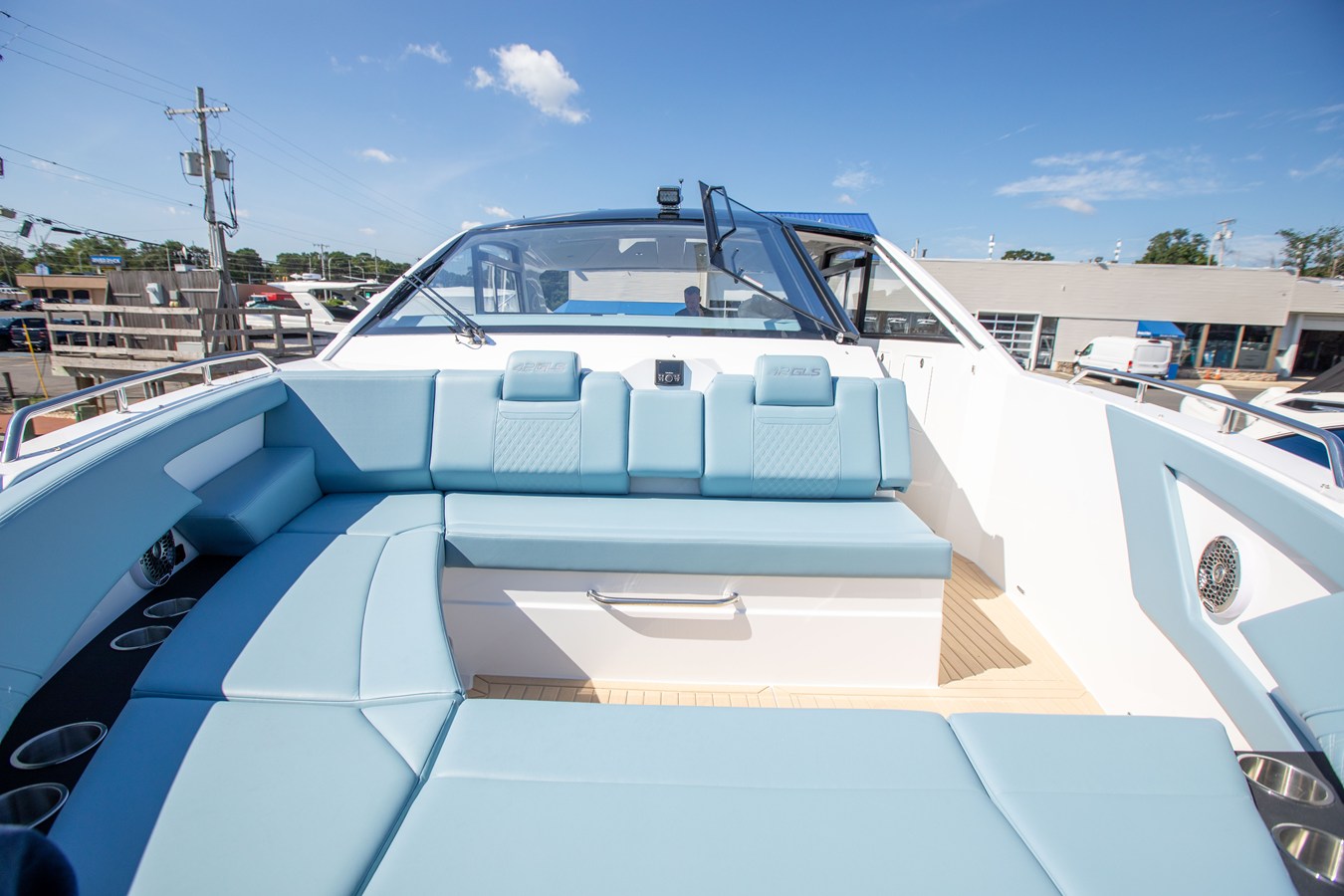 CRUISERS YACHTS 42 GLS OUTBOARD, photo 47