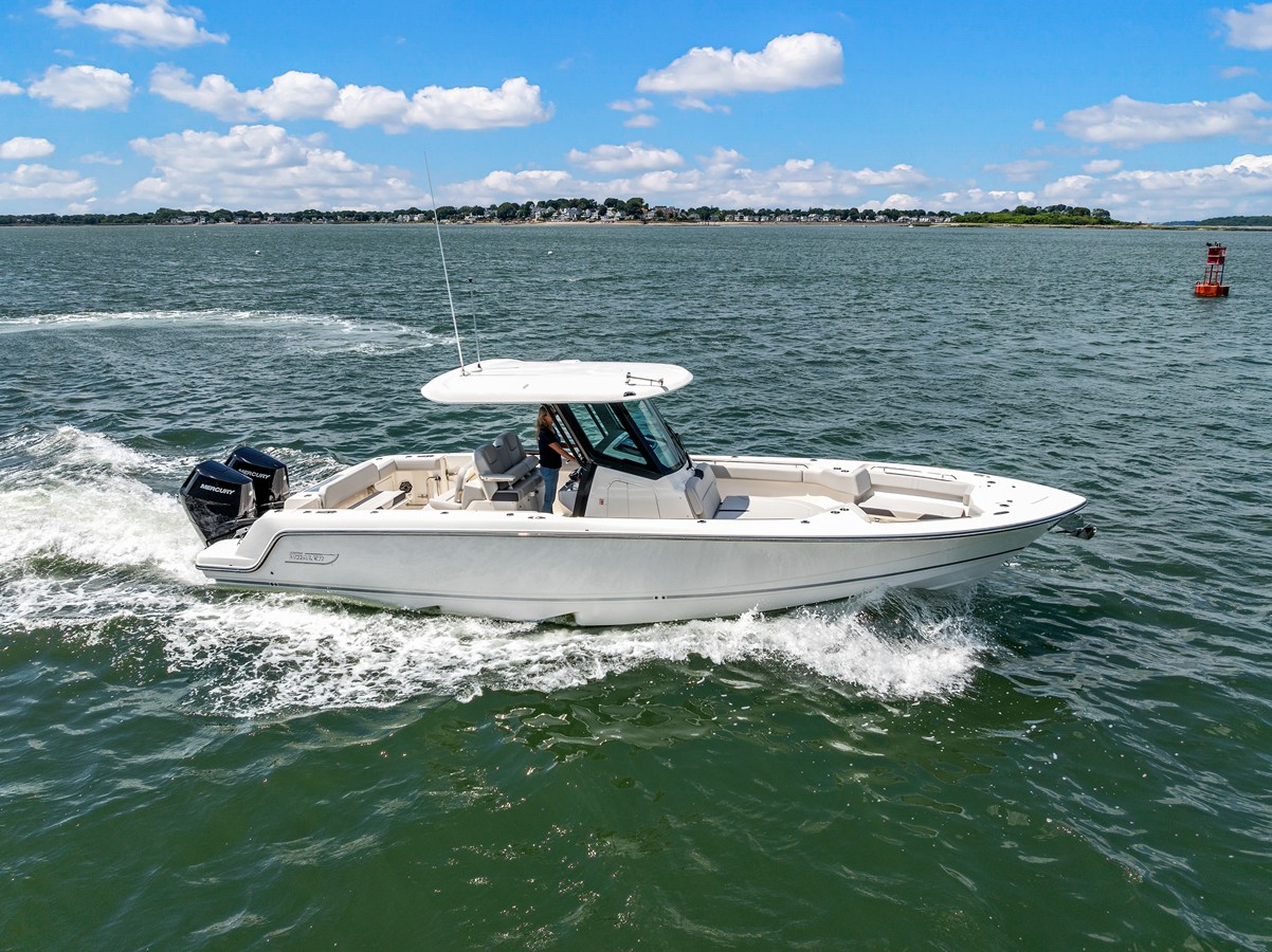 Boston Whaler 330 Outrage — 2026 Boston Whaler 330 Outrage