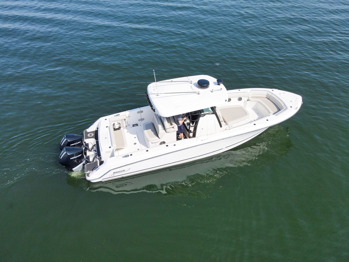 Boston Whaler 330R — 2023 Boston Whaler 330R — photo 4