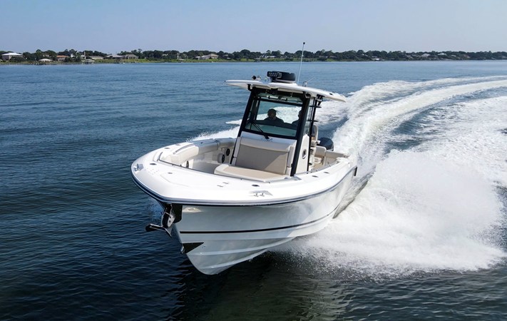 BOSTON WHALER 330R — 2023 Boston Whaler 330R