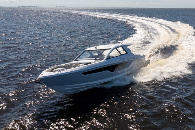 CRUISERS YACHTS 50 GLS OB — 2026 Cruisers Yachts 50 GLS OB