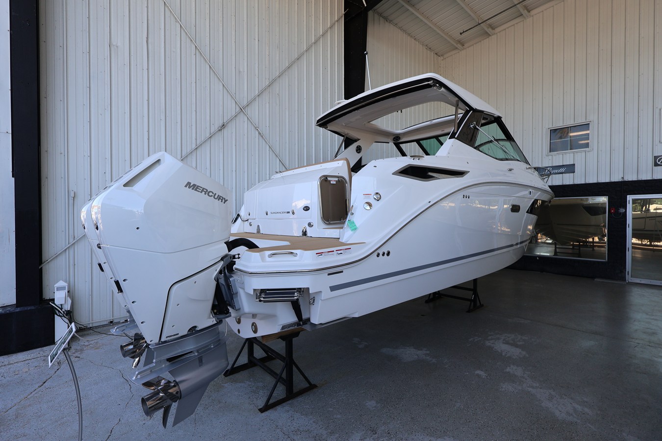 Sea Ray Sundancer 320 Outboard — 2026 Sea Ray Sundancer 320 Outboard — photo 2