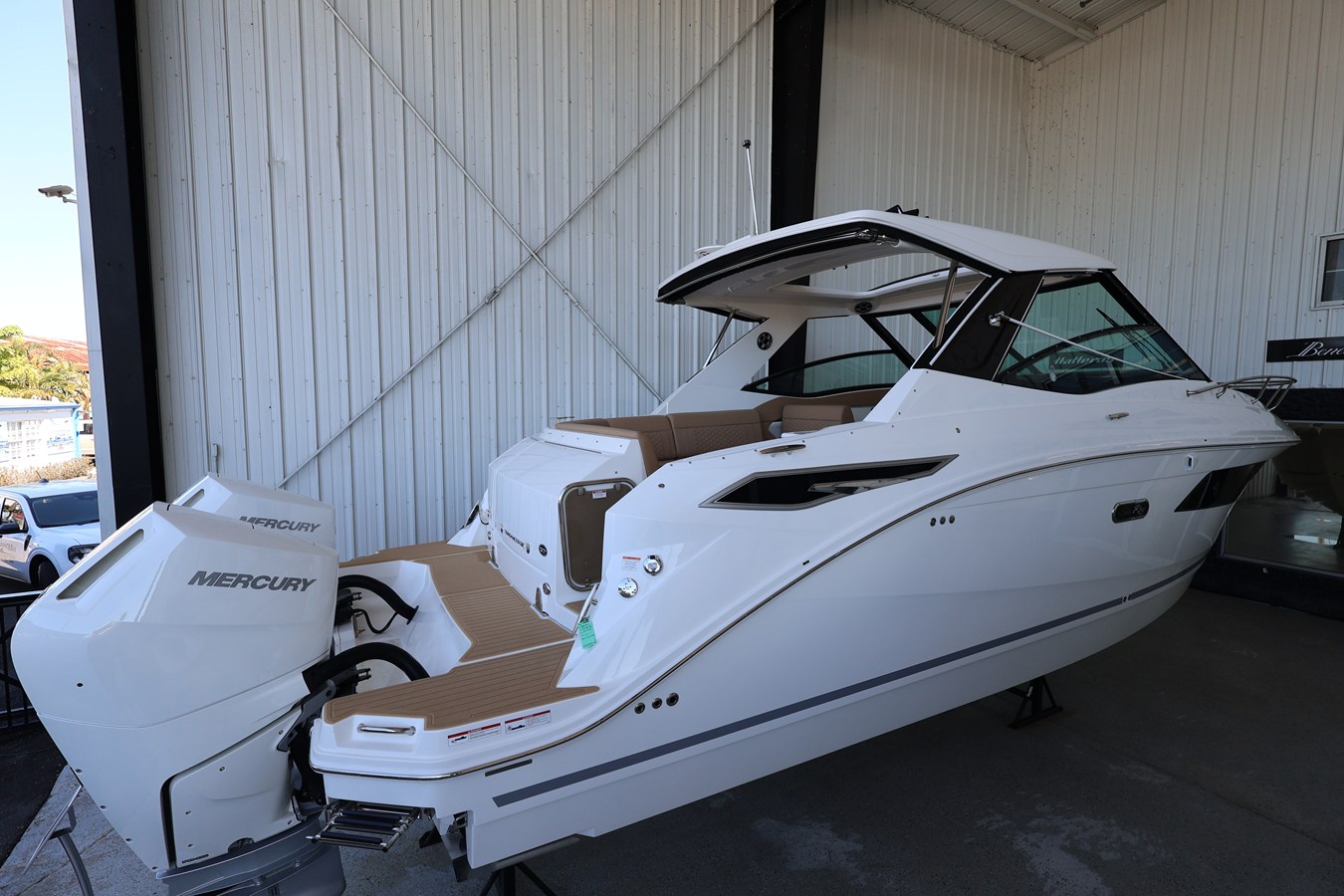Sea Ray Sundancer 320 Outboard — 2026 Sea Ray Sundancer 320 Outboard — photo 3