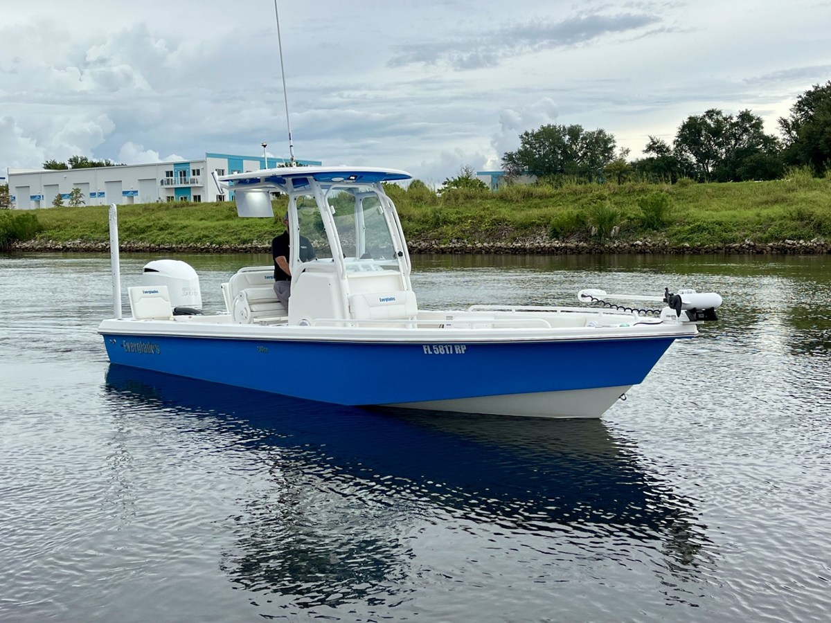 Everglades 243 CENTER CONSOLE — 2017 Everglades 243 Center Console