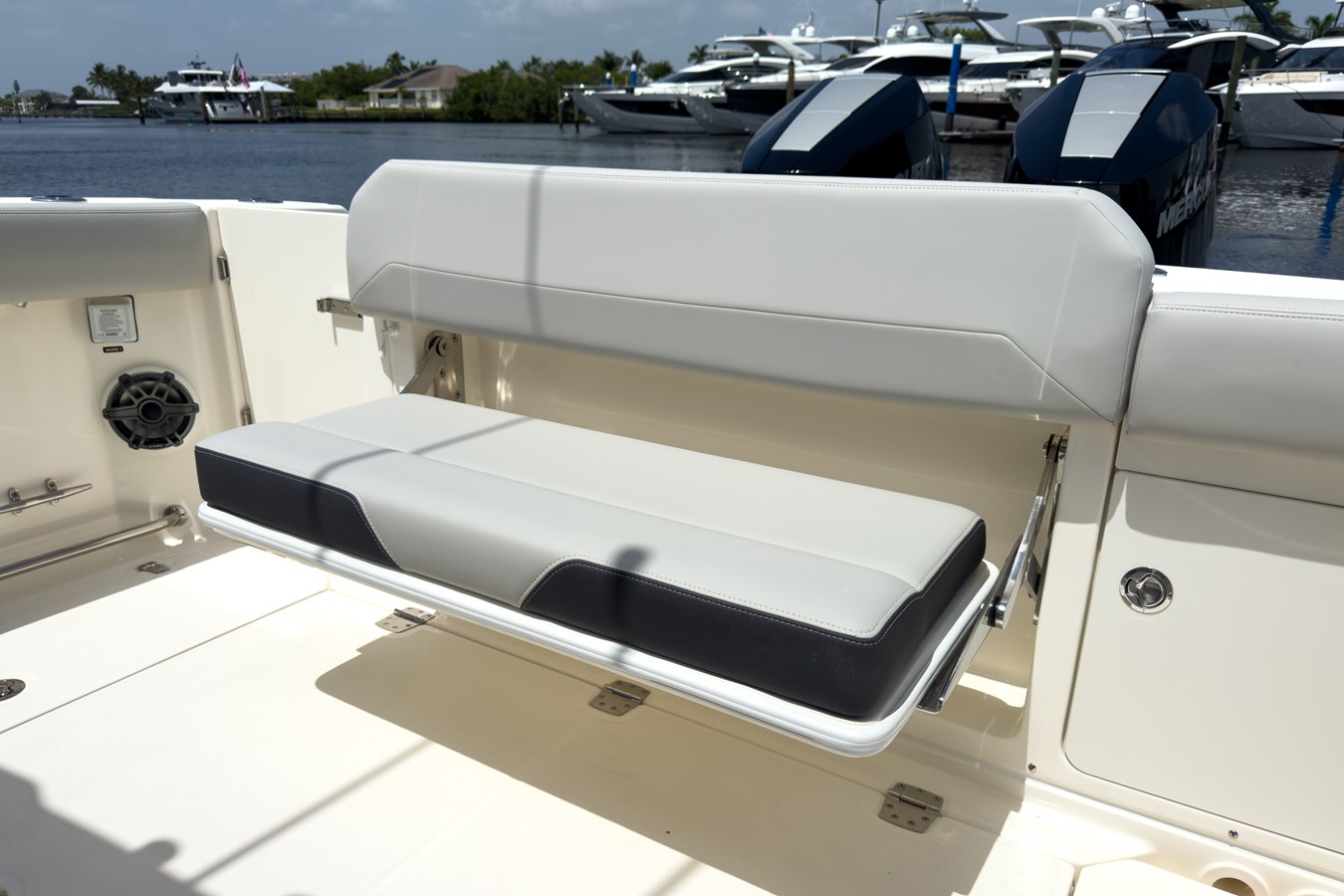 BOSTON WHALER 330 OUTRAGE, photo 8