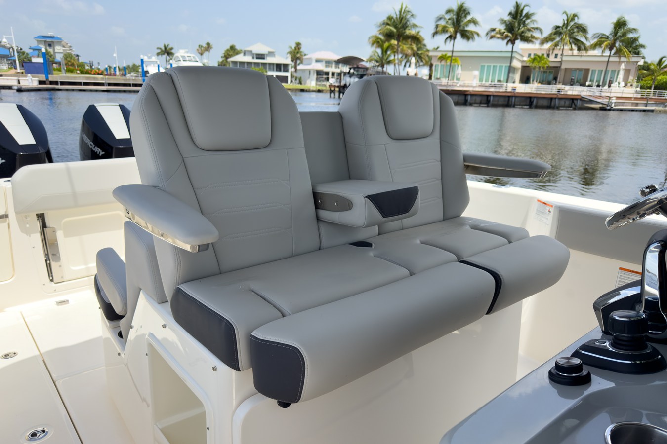 BOSTON WHALER 330 OUTRAGE, photo 14