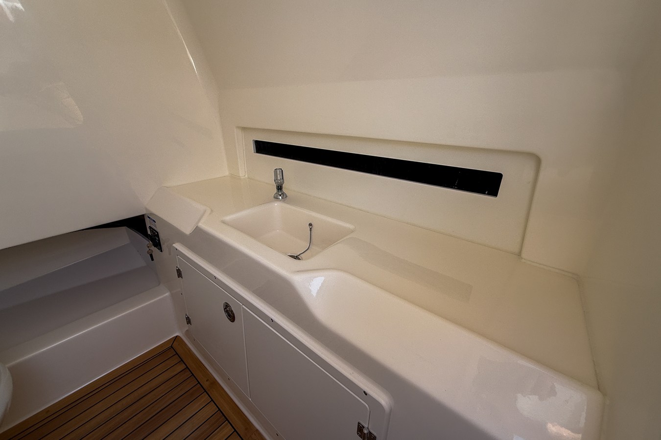 BOSTON WHALER 330 OUTRAGE, photo 17