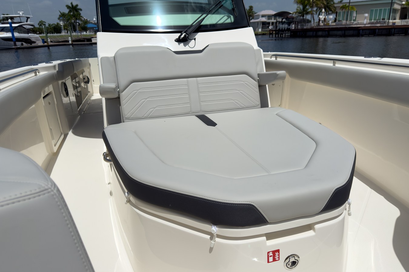 BOSTON WHALER 330 OUTRAGE, photo 19