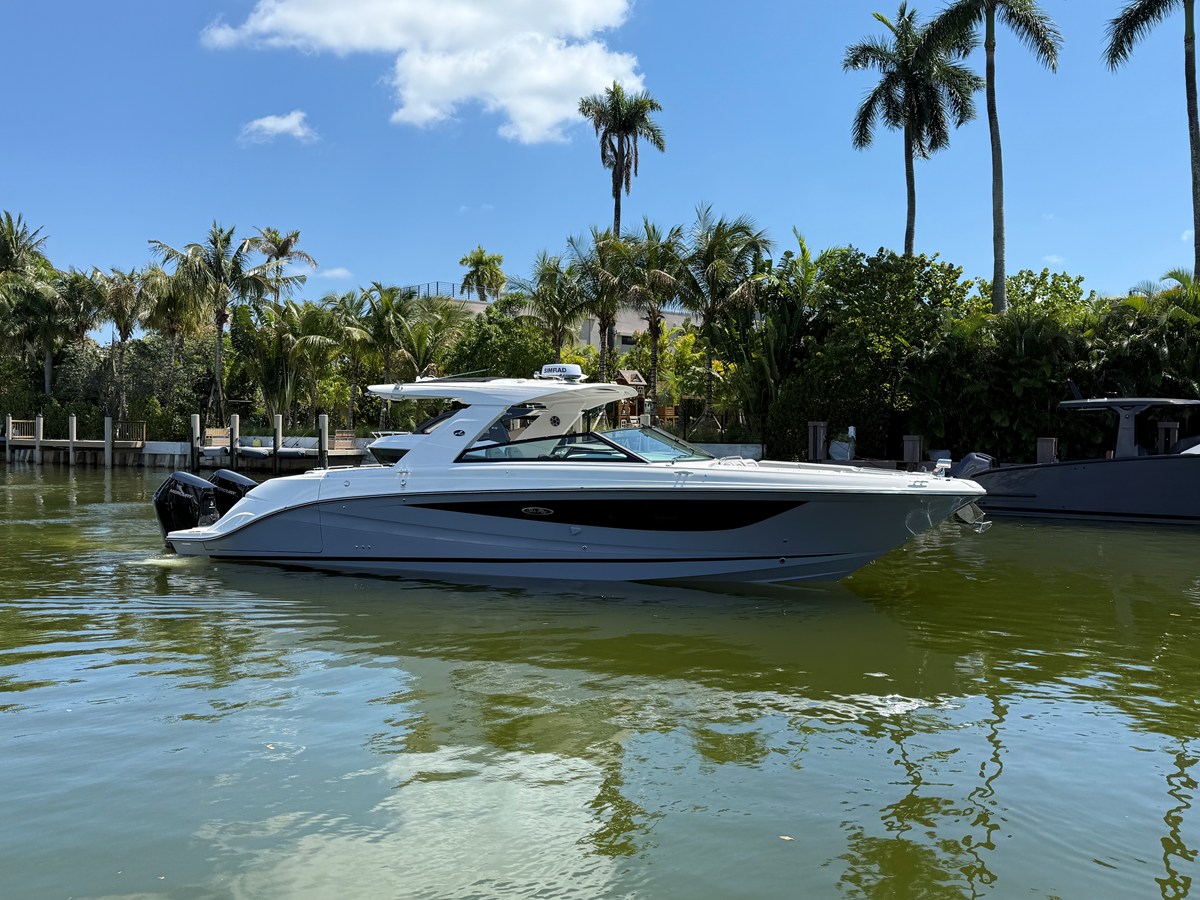 Sea Ray SLX 400 Outboard — 2026 Sea Ray SLX 400 Outboard — photo 2