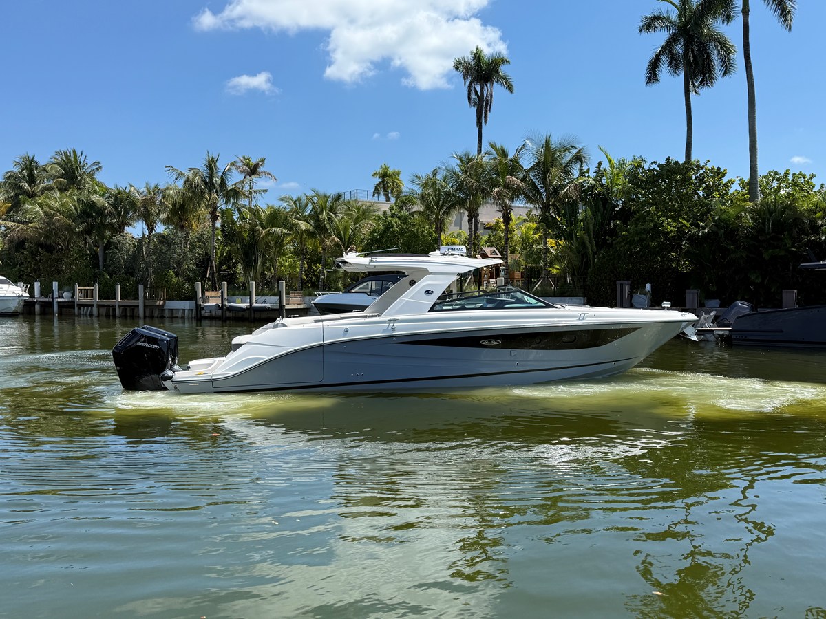 Sea Ray SLX 400 Outboard — 2026 Sea Ray SLX 400 Outboard — photo 4