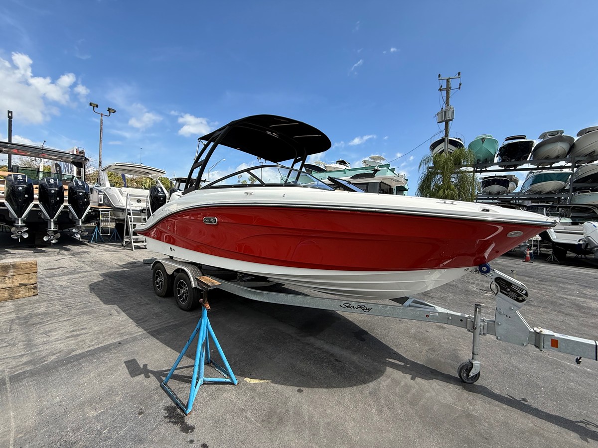 Sea Ray SPX 210 Outboard — 2026 Sea Ray SPX 210 Outboard — photo 4