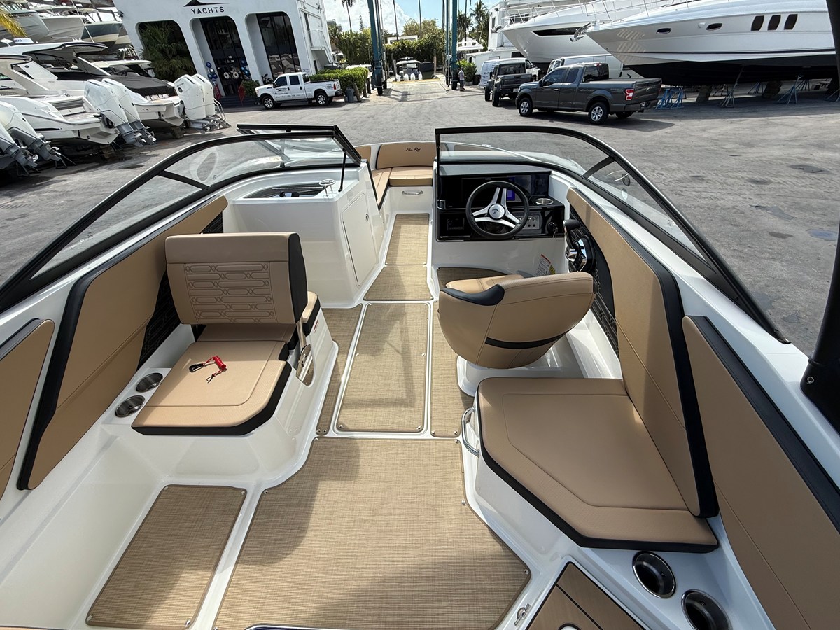 Sea Ray SPX 210 Outboard — 2026 Sea Ray SPX 210 Outboard — photo 5