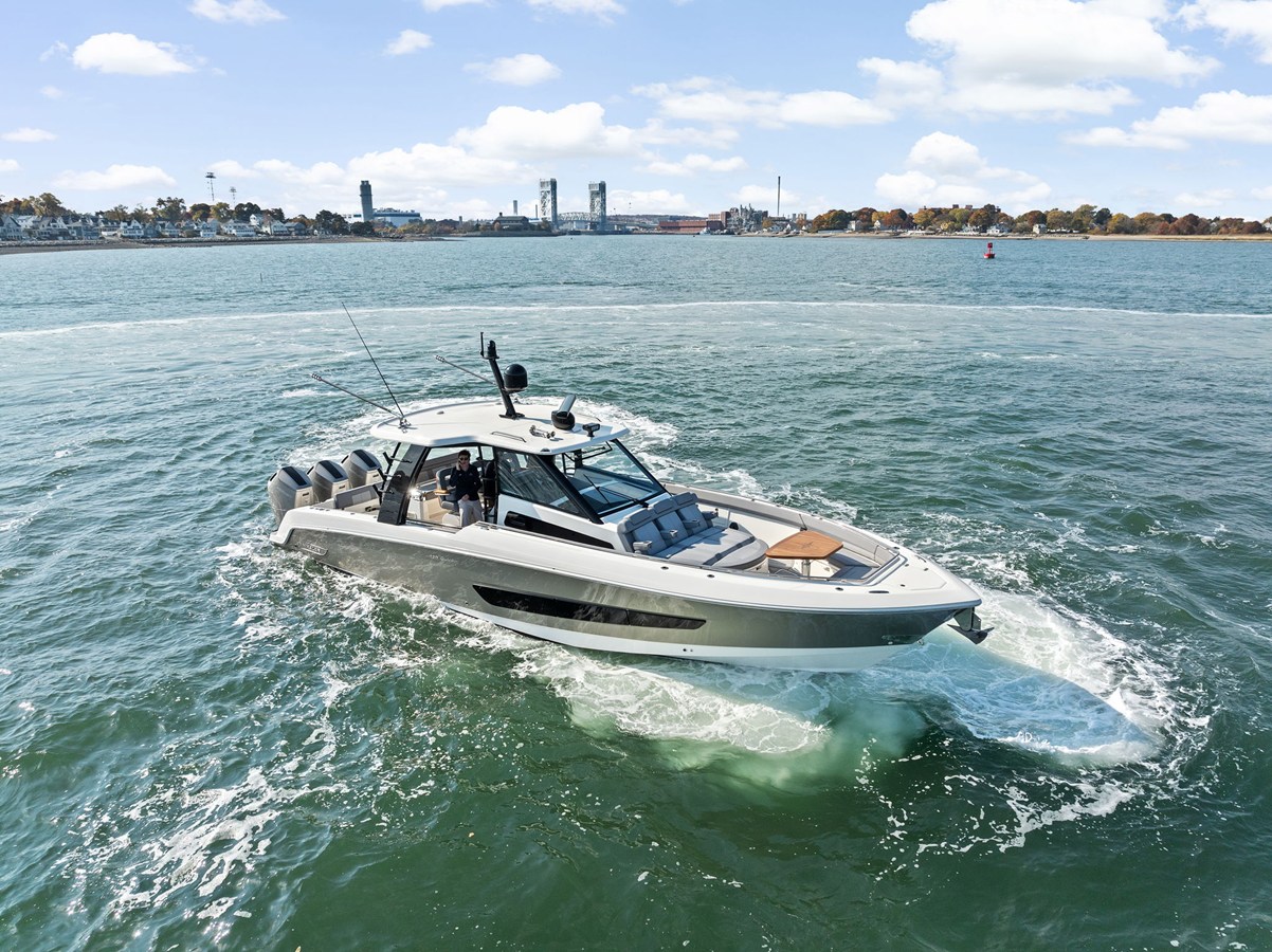 Boston Whaler 420 Outrage — 2022 Boston Whaler 420 Outrage — photo 2