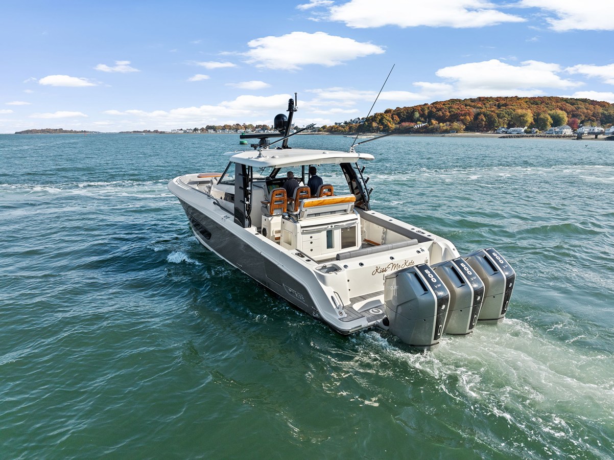 Boston Whaler 420 Outrage — 2022 Boston Whaler 420 Outrage — photo 3
