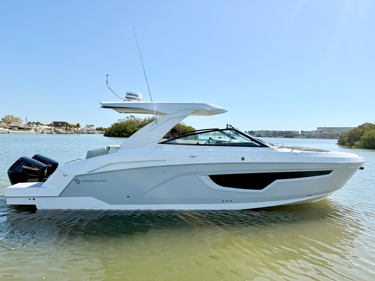 Cruisers Yachts 34 GLS Outboard — 2026 Cruisers Yachts 34 GLS Outboard — photo 3