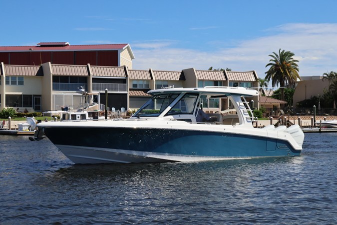 BOSTON WHALER 350 REALM — 2027 Boston Whaler 350 Realm