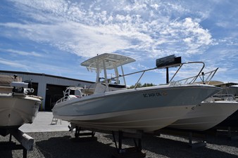 BOSTON WHALER 240 DAUNTLESS