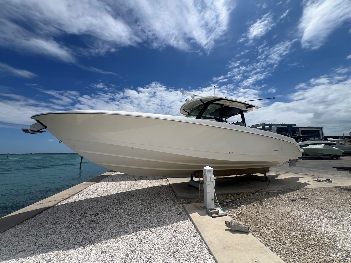 Boston Whaler 380 Outrage — 2023 Boston Whaler 380 Outrage — photo 2