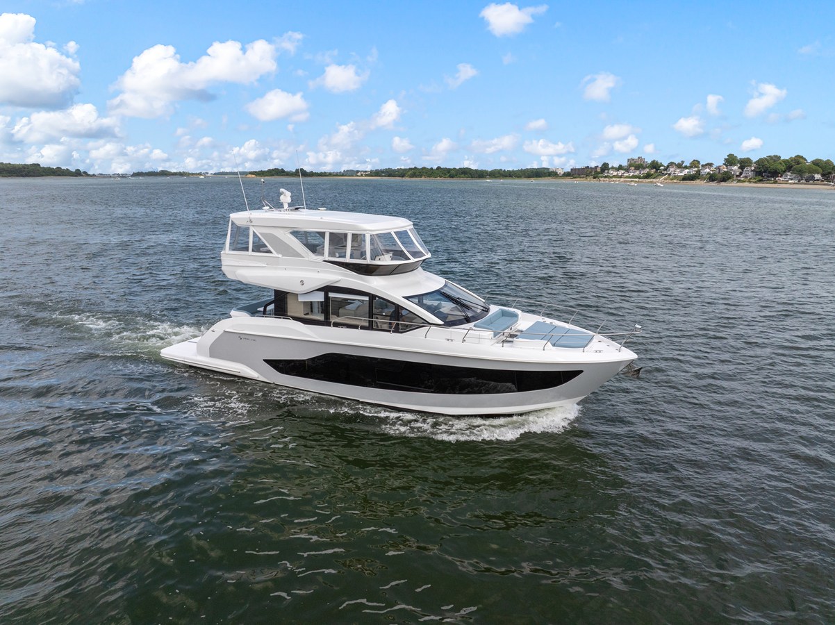 CRUISERS YACHTS 57 FLY, photo 2