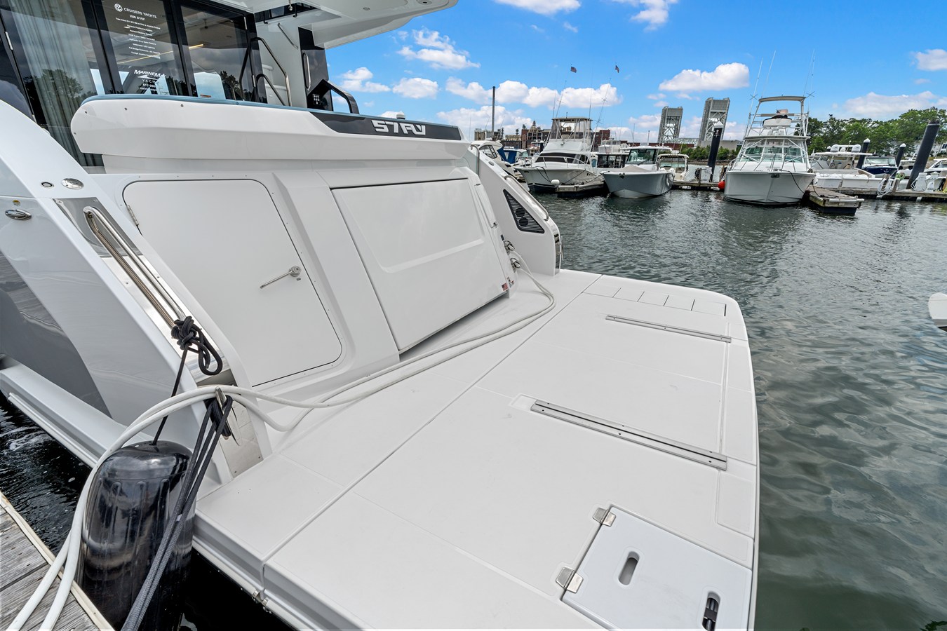 CRUISERS YACHTS 57 FLY, photo 4