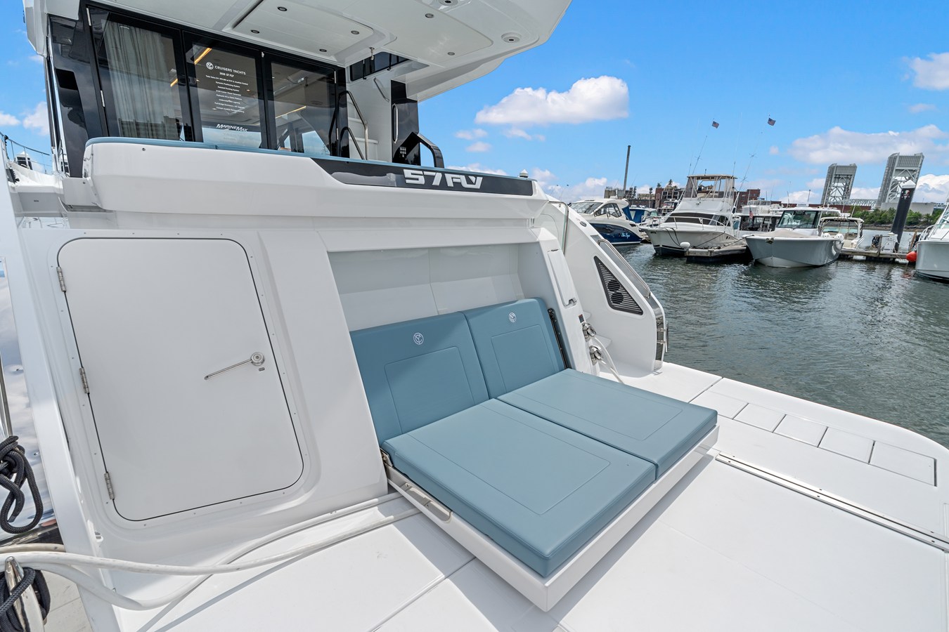CRUISERS YACHTS 57 FLY, photo 5