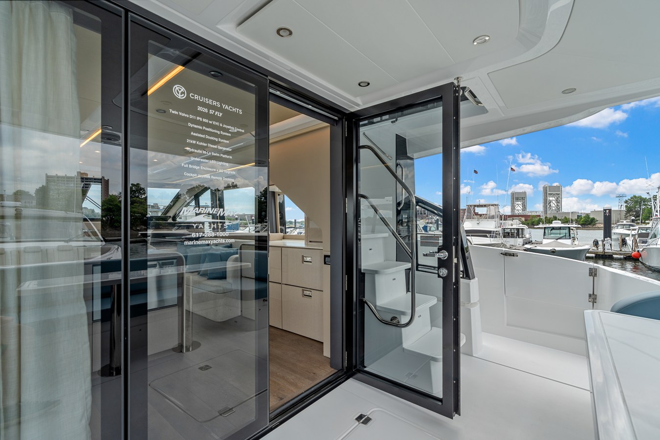 CRUISERS YACHTS 57 FLY, photo 13