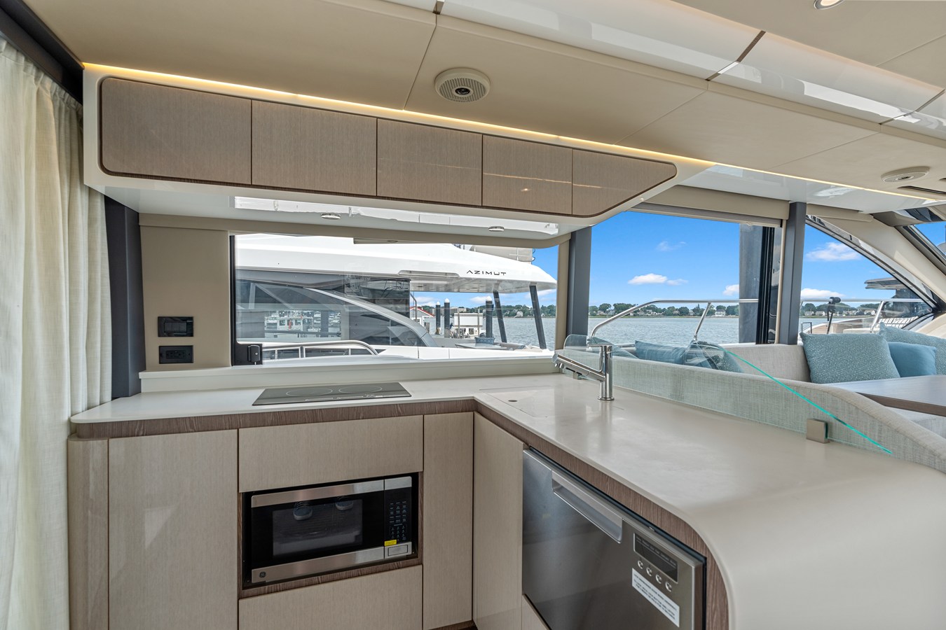 CRUISERS YACHTS 57 FLY, photo 15