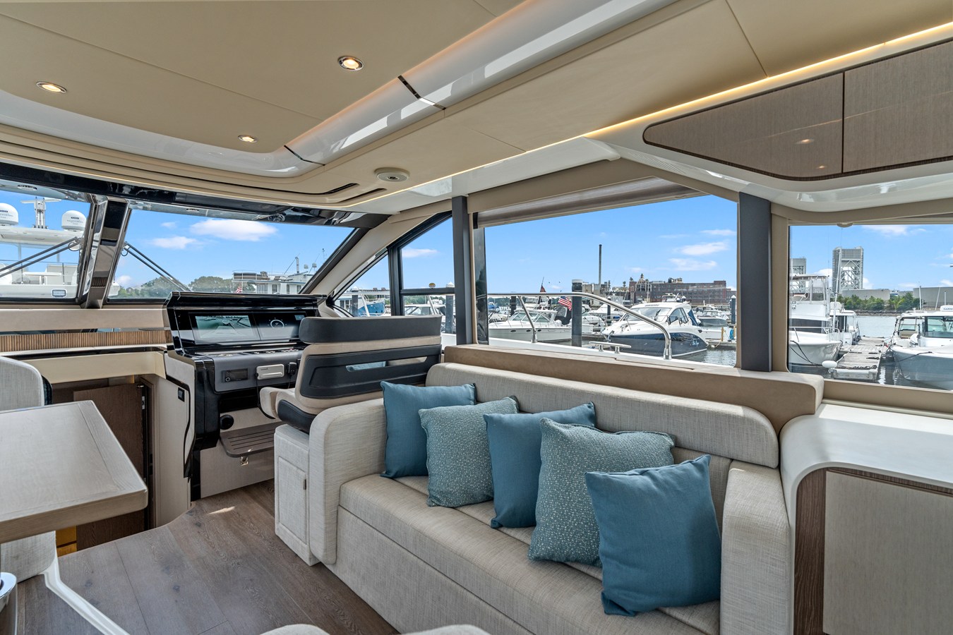 CRUISERS YACHTS 57 FLY, photo 17