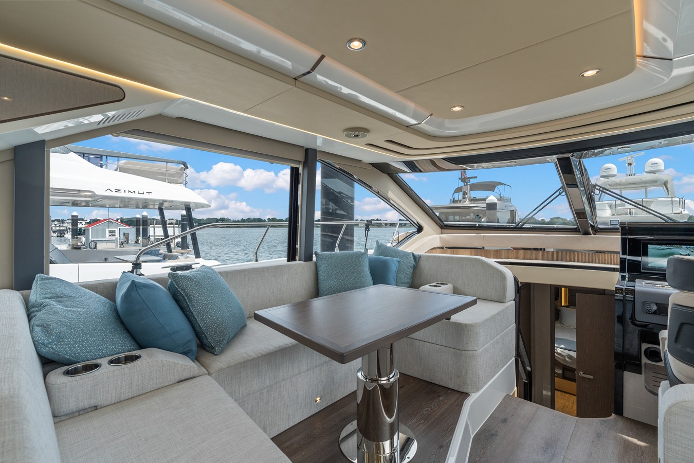 CRUISERS YACHTS 57 FLY, photo 18