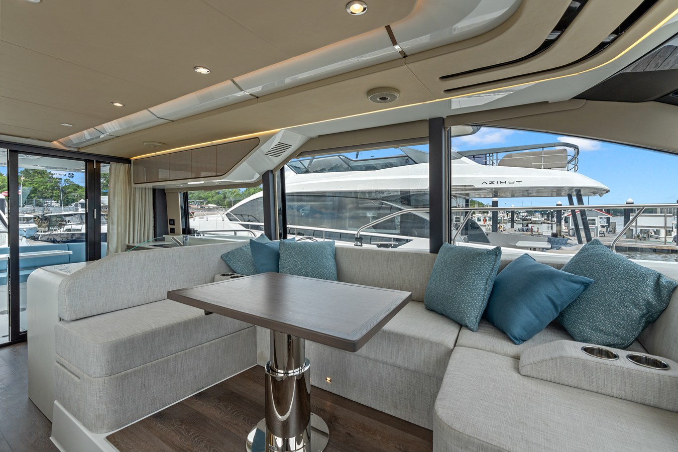 CRUISERS YACHTS 57 FLY, photo 19