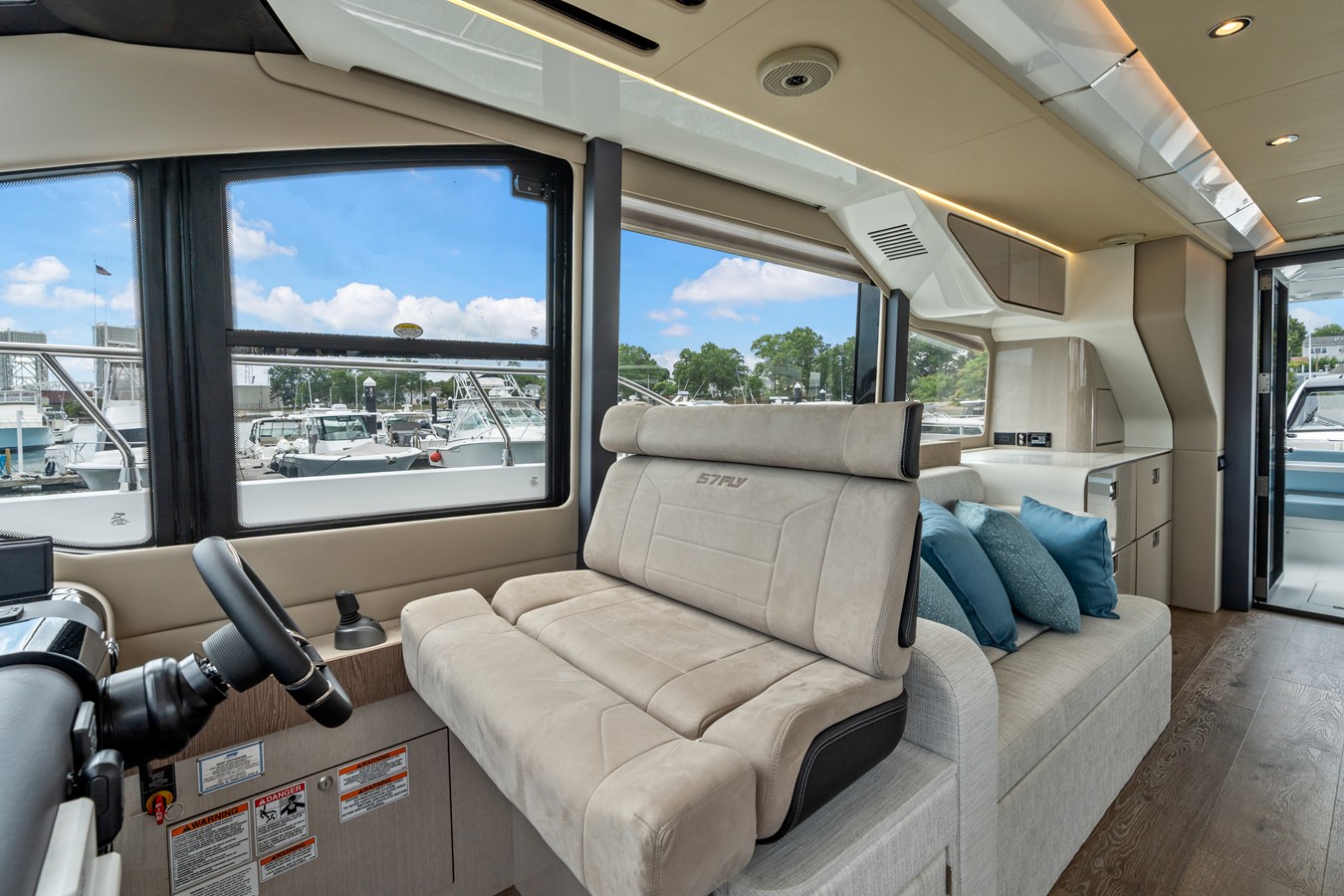 CRUISERS YACHTS 57 FLY, photo 21