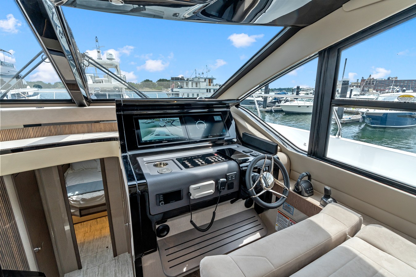 CRUISERS YACHTS 57 FLY, photo 22