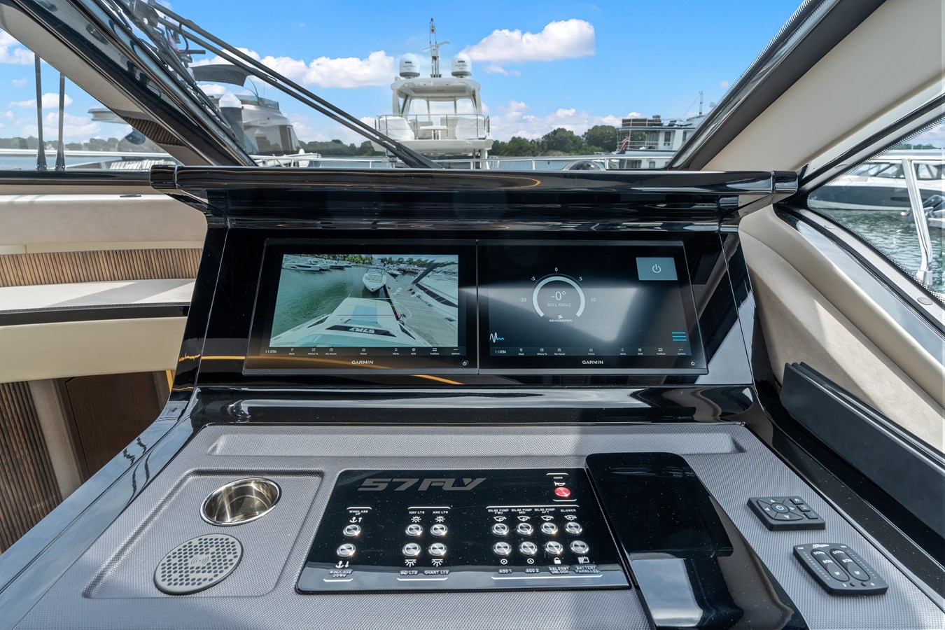 CRUISERS YACHTS 57 FLY, photo 25