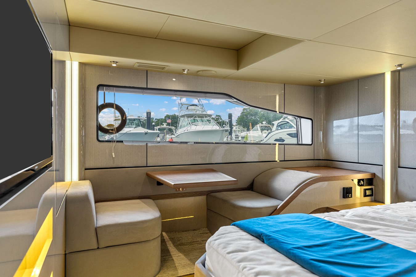 CRUISERS YACHTS 57 FLY, photo 42