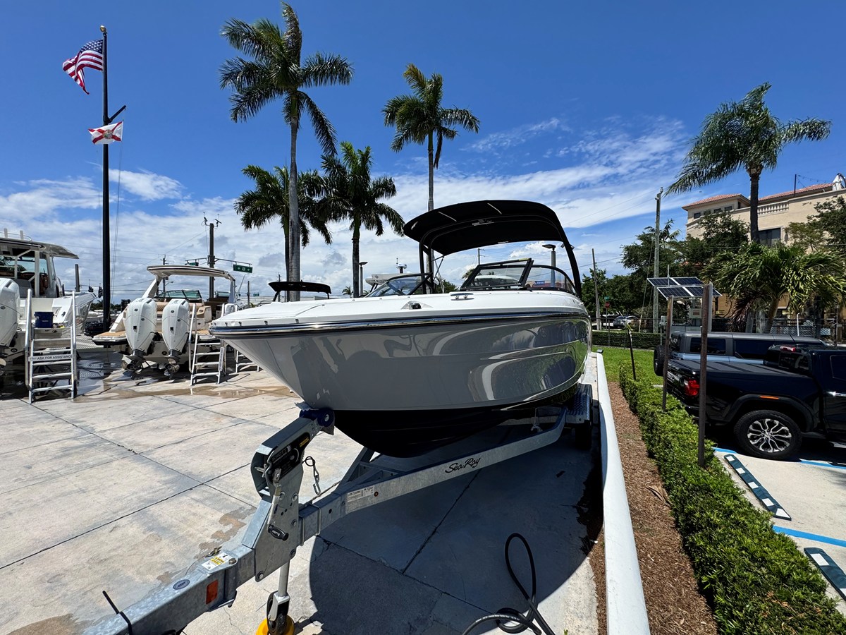Sea Ray SPX 210 Outboard — 2026 Sea Ray SPX 210 Outboard — photo 4