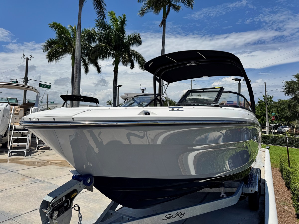 Sea Ray SPX 210 Outboard — 2026 Sea Ray SPX 210 Outboard — photo 5