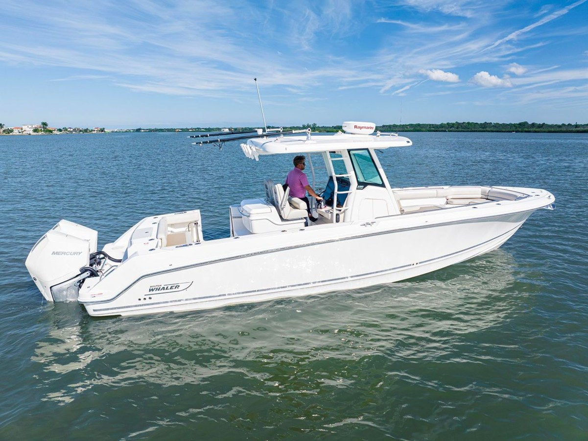 Boston Whaler 330 OUTRAGE — 2022 Boston Whaler 330 Outrage — photo 2