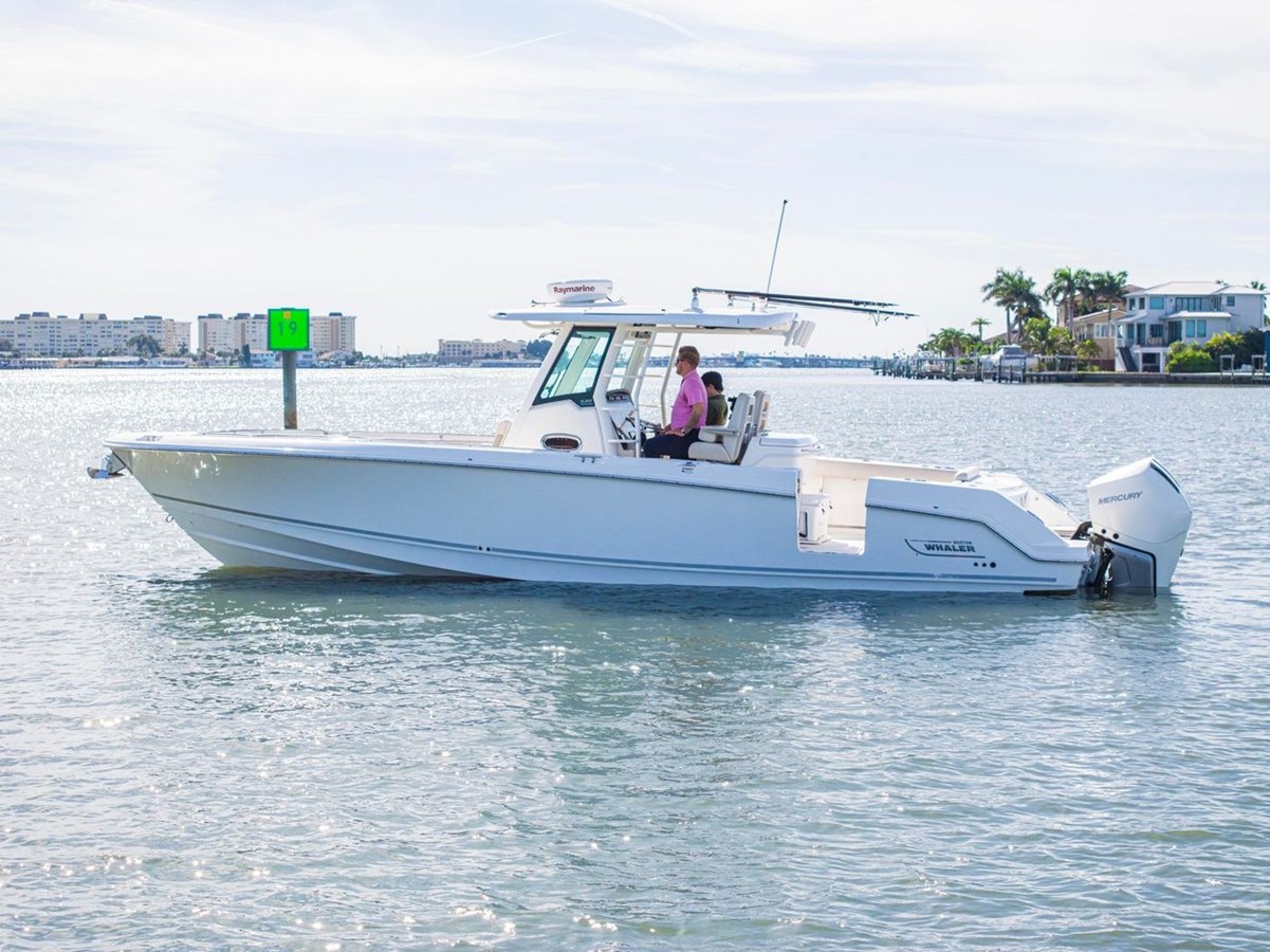 Boston Whaler 330 OUTRAGE — 2022 Boston Whaler 330 Outrage — photo 4