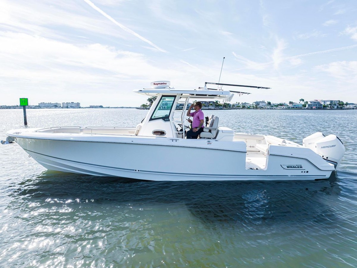 Boston Whaler 330 OUTRAGE — 2022 Boston Whaler 330 Outrage — photo 5