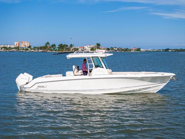 BOSTON WHALER 330 OUTRAGE — 2022 Boston Whaler 330 Outrage