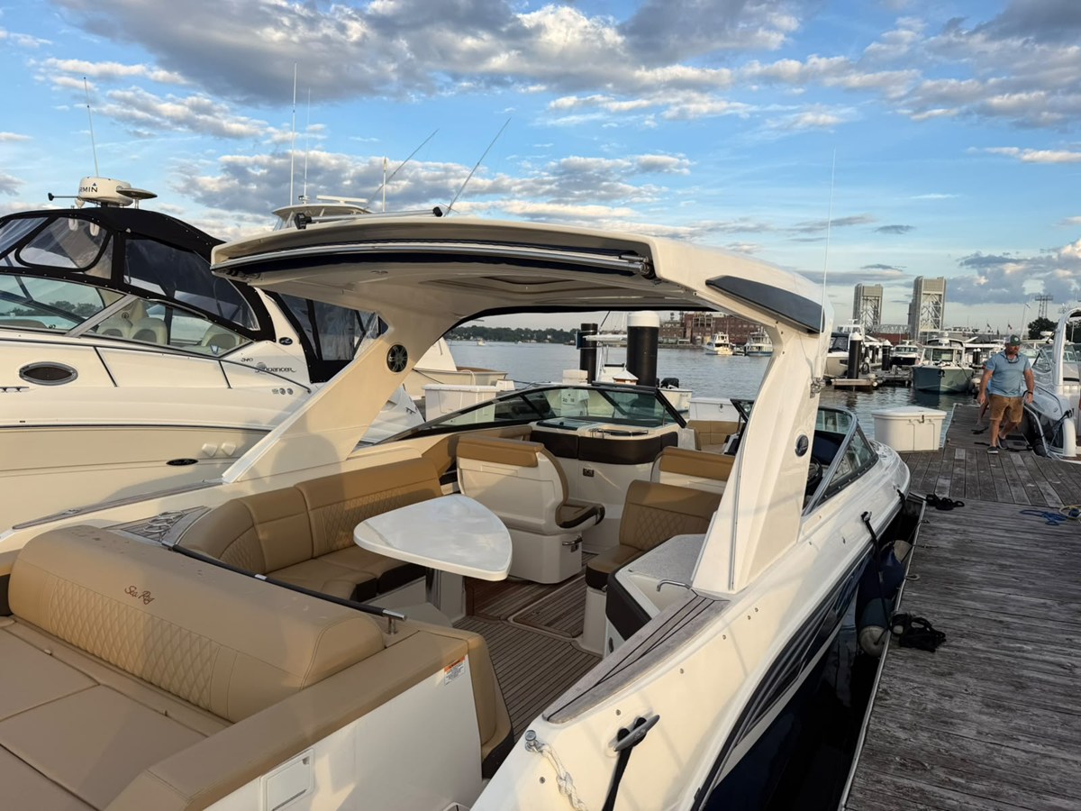 Sea Ray 310 SLX — 2021 Sea Ray 310 SLX — photo 2