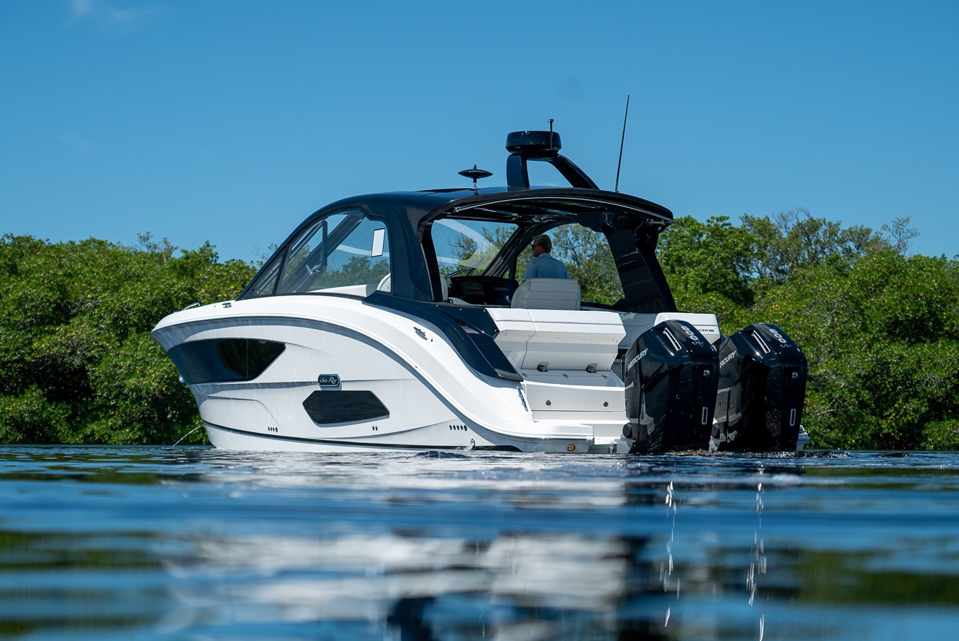 Sea Ray Sundancer 370 Outboard — 2026 Sea Ray Sundancer 370 Outboard — photo 2