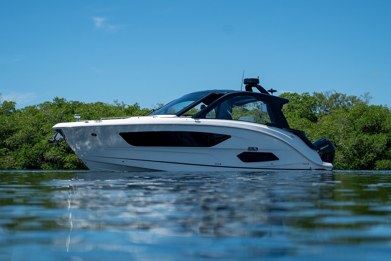 Sea Ray Sundancer 370 Outboard — 2026 Sea Ray Sundancer 370 Outboard — photo 3